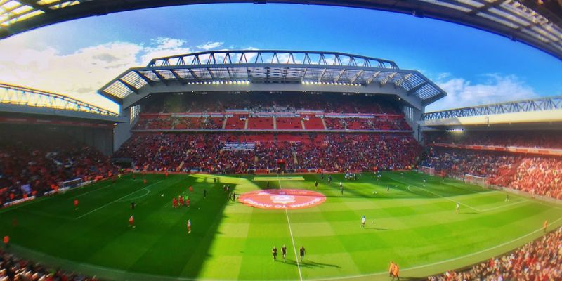 Sân nhà Liverpool tại Anfield với sức chứa 50.000 chỗ 